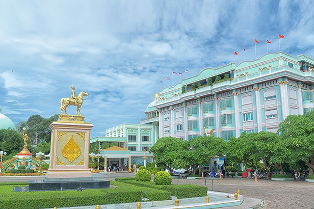 p22-23-weekly-jaruwan-02.jpg