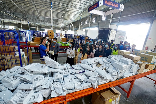 p22-23-weekly-lazada-03.jpg