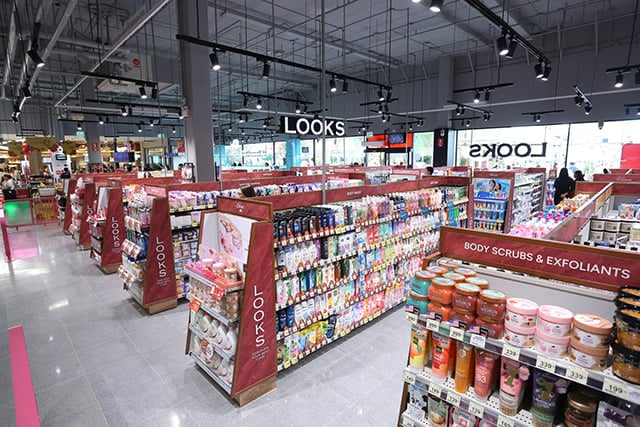 p22-23-weekly-look-05.jpg