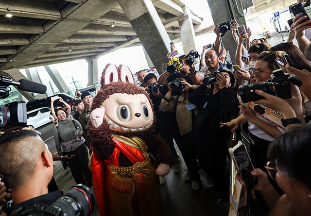 p22-23-weekly-mascot-03.jpg