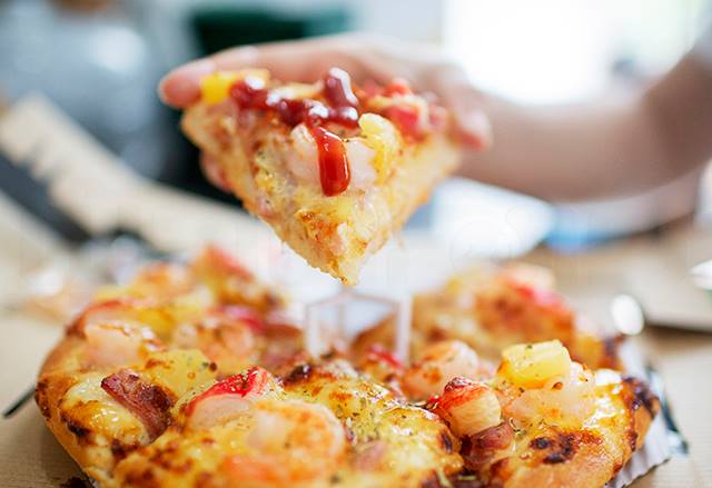 p22-23-weekly-pizza-01.jpg