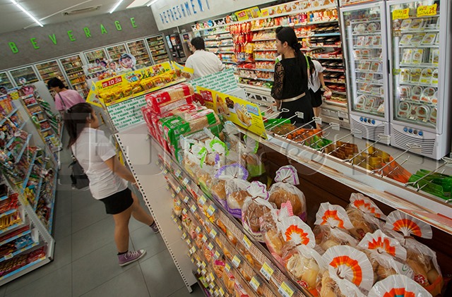 p22-23-weekly-plastic-03.jpg