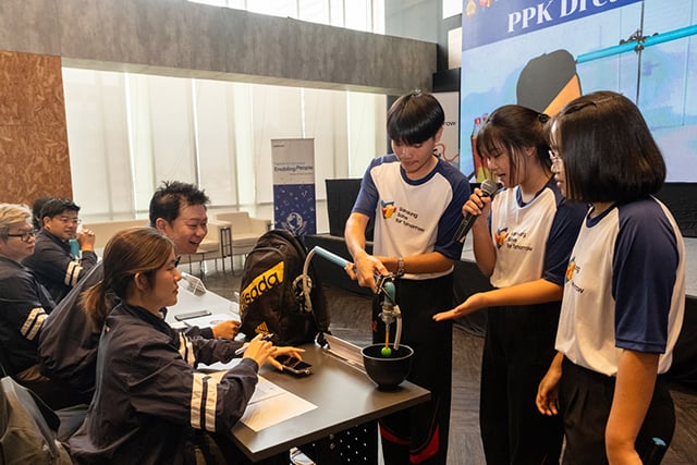 p22-23-weekly-samsung-02.jpg