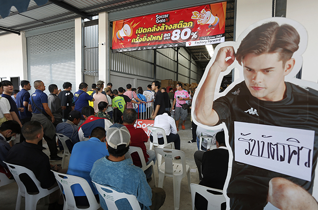 p22-23-weekly-soccergate-06.jpg