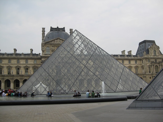 Pyramide-du-Louvre.jpg