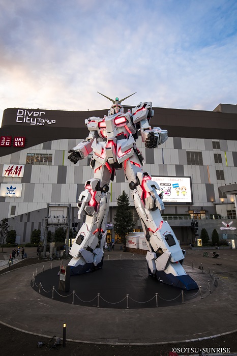 the-Life-Sized-Unicorn-Gundam-statue-2.jpg