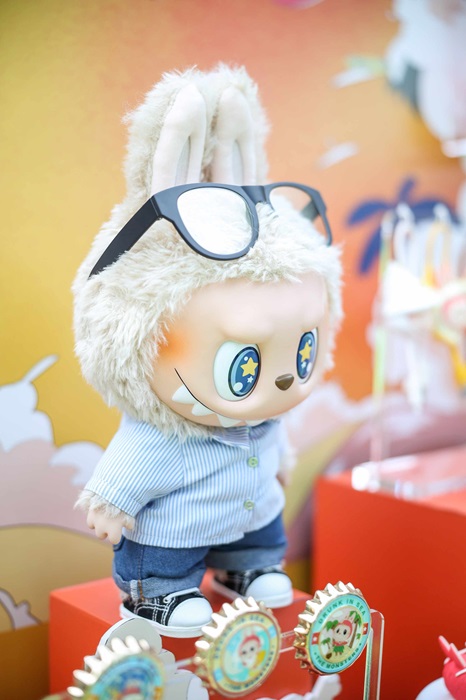 THE-MONSTERS-–FLIP-WITH-ME-VINYL-PLUSH-DOLL_1.jpg